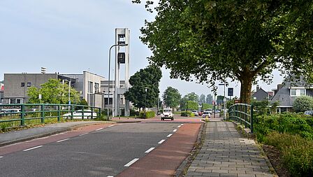 Foto van de Middenweg in Andijk met op de achtergrond het voormalig gemeentehuis