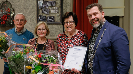 De 3 gedecoreerde vrijwilligers met wethouder Gerben Gringhuis