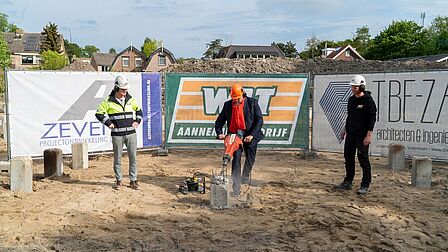 Wethouder Jeroen Broeders start symbolisch de bouw van laatste fase van het DEK-terrein.