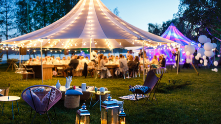 Feesttent op het grasveld
