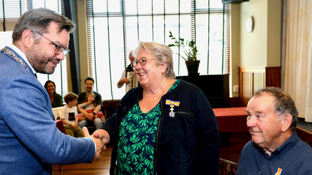 Baukje Kuin-Hogendorp ontvangt felicitaties van burgemeester Michiel Pijl