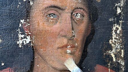 Schilderij van koning Radboud dat gerestaureerd wordt.