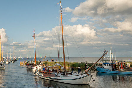 Het havenhoofd van Medemblik waar een stoet zeilboten binnenvaren vanwege de 24 uurs zeilrace.