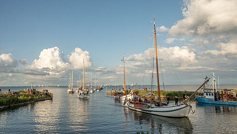 Het havenhoofd van Medemblik waar een stoet zeilboten binnenvaren vanwege de 24 uurs zeilrace.