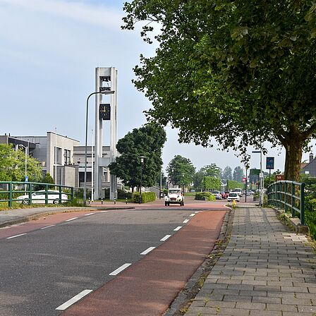 Foto van de Middenweg in Andijk met op de achtergrond het voormalig gemeentehuis