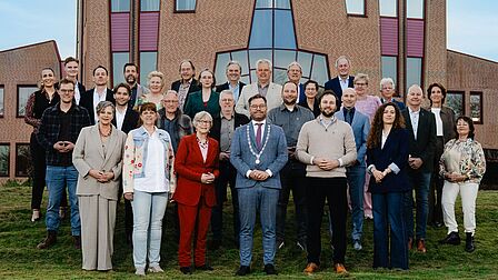 Groepsfoto van de gemeenteraad en burgemeester Michiel Pijl van gemeente Medemblik.