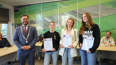 Burgemeester Michiel Pijl met Elles de Weerd, Ivy Makkes en Tess Krijnsen