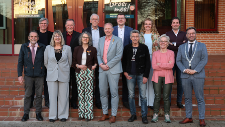De vertrekkende raadsleden met burgemeester Michiel Pijl