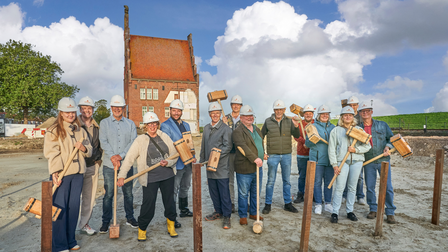 Wethouder Mark Hoogewerf, Guido Scholtens (algemeen directeur van Scholtens Groep) en enkele toekomstige bewoners slaan de eerste palen