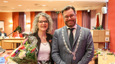 Vertrekkend raadslid Claudia Selders en burgemeester Michiel Pijl