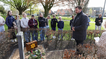 Wethouder Gringhuis en leerlingen van de Jozefschool bij monument Landswerf