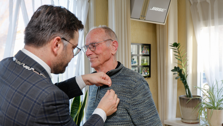 Jan Remijnse uit Andijk ontvangt waarderingsspeld