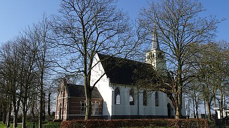 Foto van het witte kerkje in Benningbroek gebouwd in de 16de eeuw