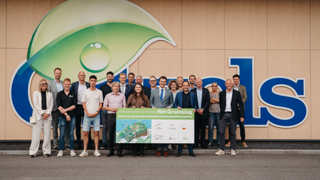 Groepsfoto met vertegenwoordigers van ondernemers, overheden en ketenpartners die het gebiedsakkoord ondertekenden voor Het Grootslag.